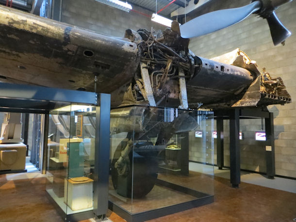 Tragflche des aus dem Wnsdorfer Sees geborgenen Lancaster-Bombers im Deutsche Technikmuseum in Berlin